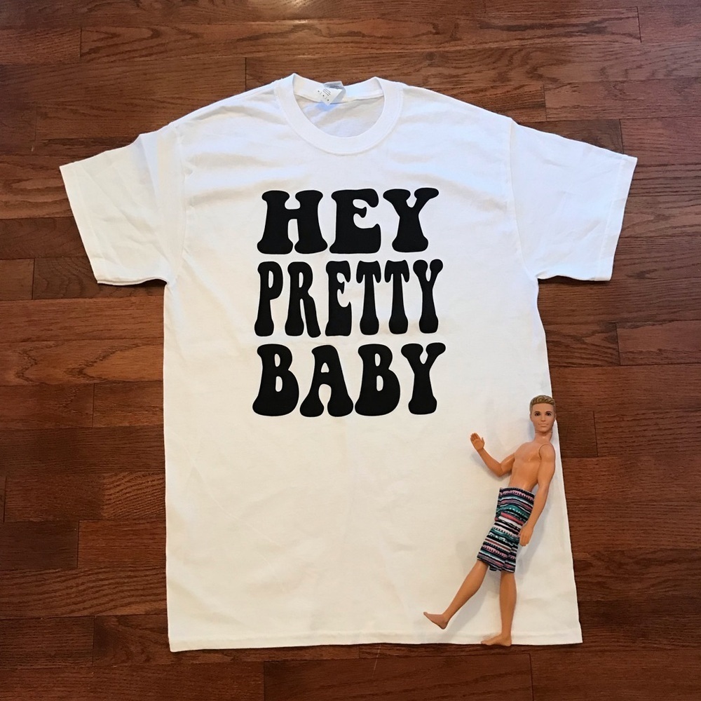 WHITE SHIRT MEDIUM HEY PRETTY BABY 70S FONT BROOKE LAYER COLLEGE